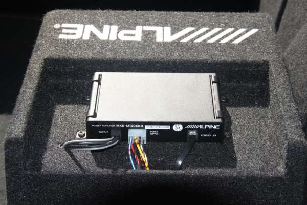 Subwoofer Ativo Alpine SWE-815 8" | 300W Máx / 100W RMS | Bass Reflex | Controlo Remoto